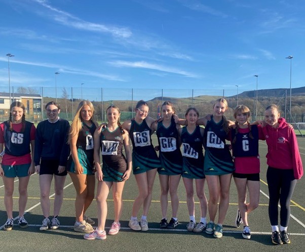 Y10 girls netball team smiling